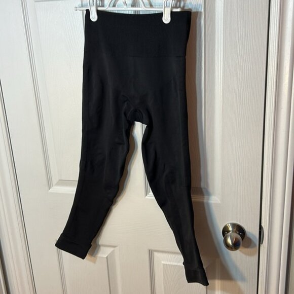 Lululemon Ebb to Street Crop 21inch black leggings size 6 - Picture 3 of 6